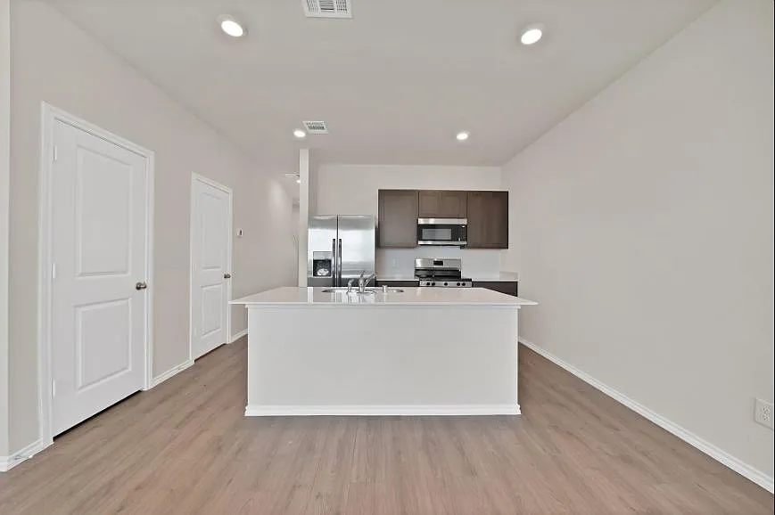 2 bed, 2.5 bath, 1130 sqft, $1,600 — Photo 4