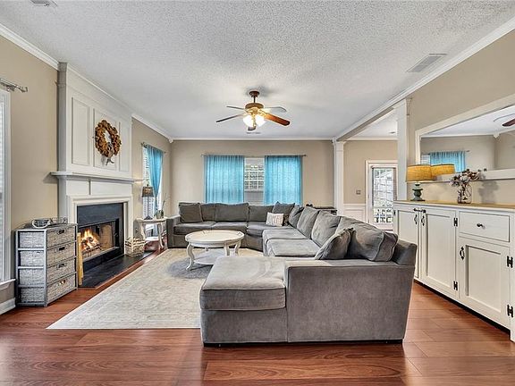 5th image of 4123 Glenaire Way NW
