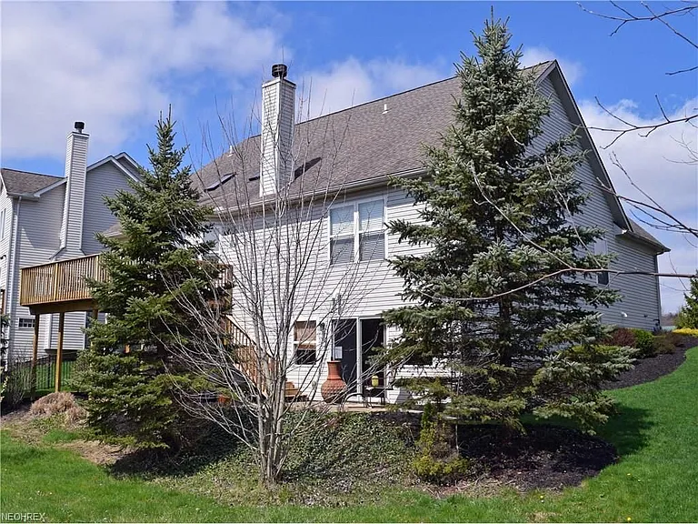 105 Fox Pointe Dr — Photo 2