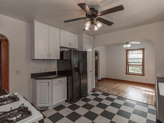 3rd image of 1610 W Lombard St