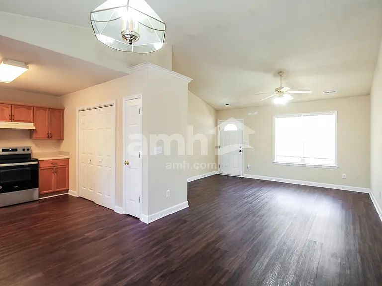 725 Oak Branches Close — Photo 5