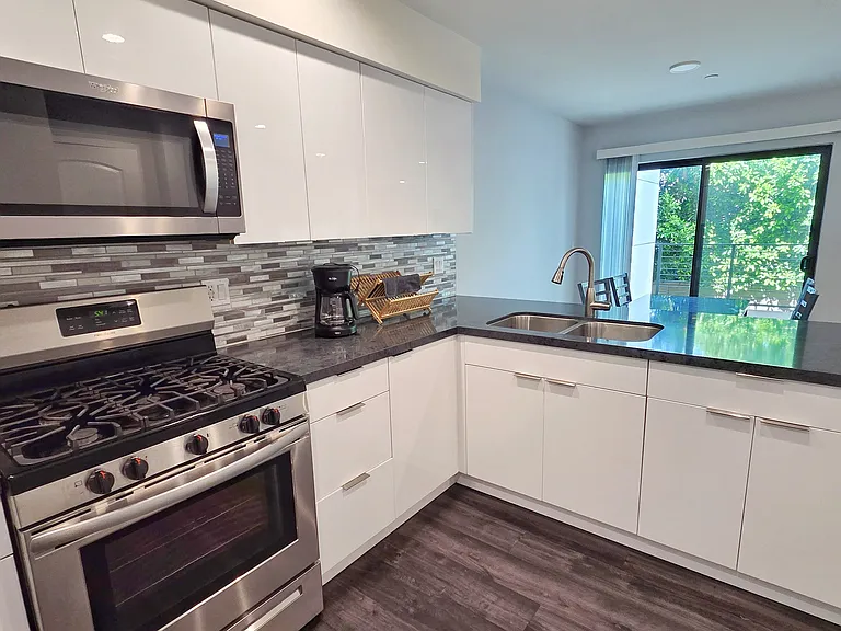 2651 S Hobart Blvd #9 — Photo 1