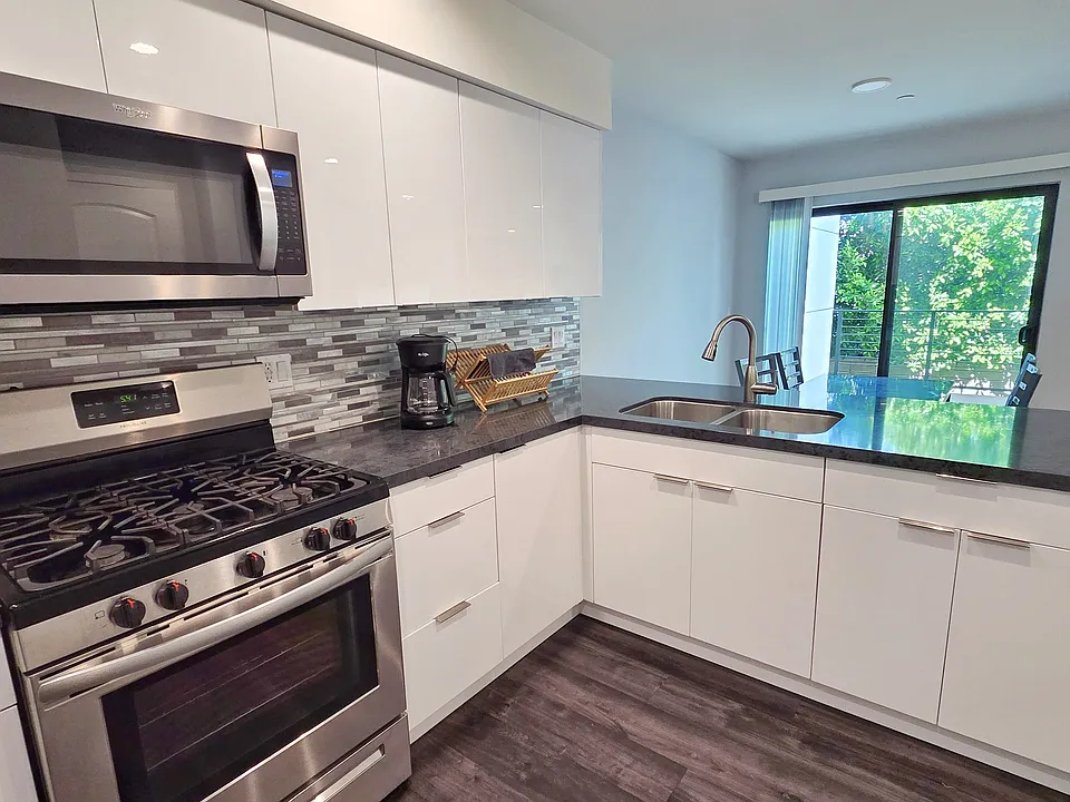 2651 S Hobart Blvd #9