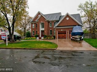 6007 Brookview Dr, Alexandria, VA 22310