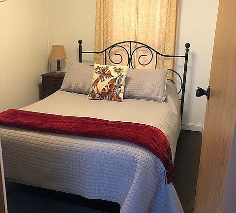 Middle bedroom 