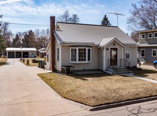 413 Wisconsin St, Waupaca, WI 54981