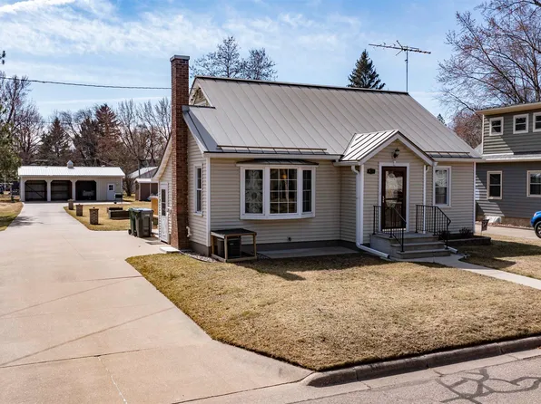 413 Wisconsin St, Waupaca, WI 54981