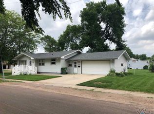 120 W 7th St, Freeman, SD 57029
