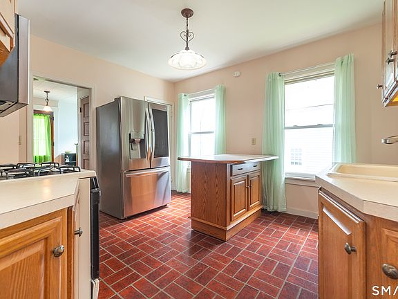 4th image of 34 Sylvan Avenue