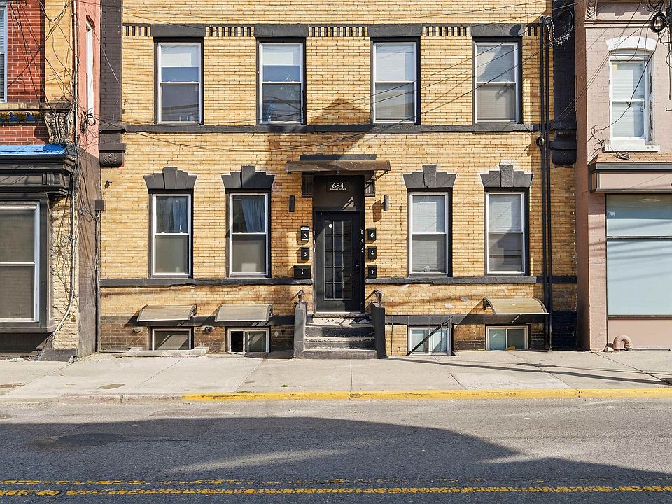 1st image of 684 Summit Ave #A1