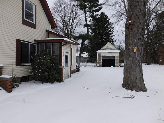 3rd image of 226 W Pleasant St