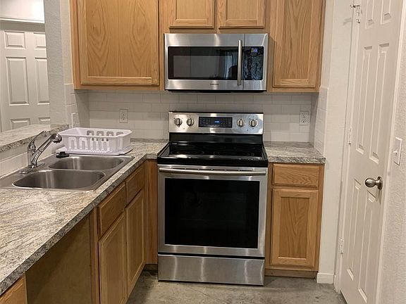 5th image of 905 E Avenue C