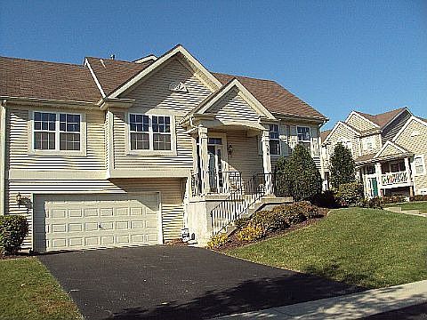 1st image of 528 Lincoln Station Dr