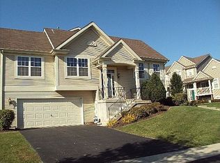 528 Lincoln Station Dr, Oswego, IL 60543