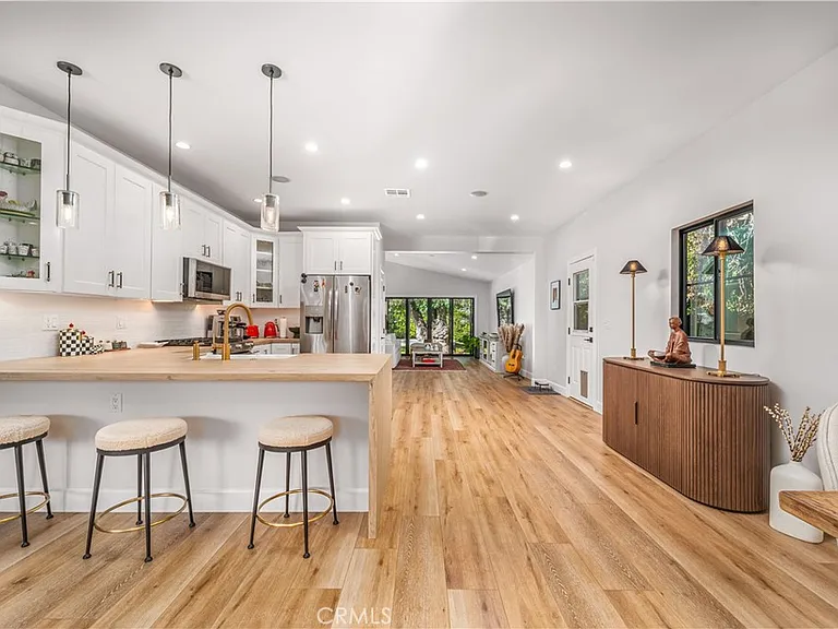 21327 Providencia St — Photo 12