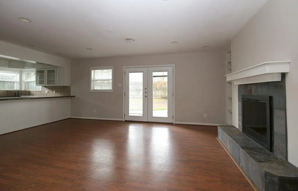 3 bed, 2.0 bath, 1689 sqft, $3,200 — Photo 4