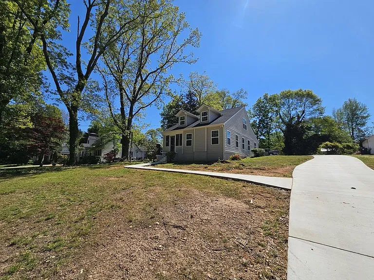 1120 Morningside Dr — Photo 2