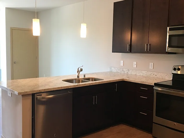 902 Drake St — Photo 21