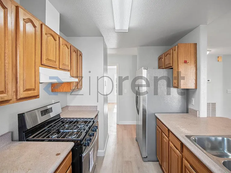 2124 E 20th St — Photo 14