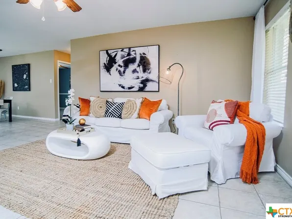 523 Woodlake Dr, Mc Queeney, TX 78123