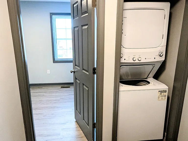 LIV Lakeview — Photo 6