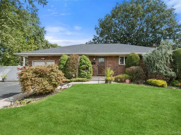 15 Elmwood Lane, Syosset, NY 11791