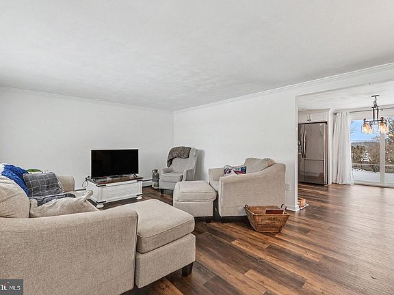 4th image of 2141 Cloverfield Dr