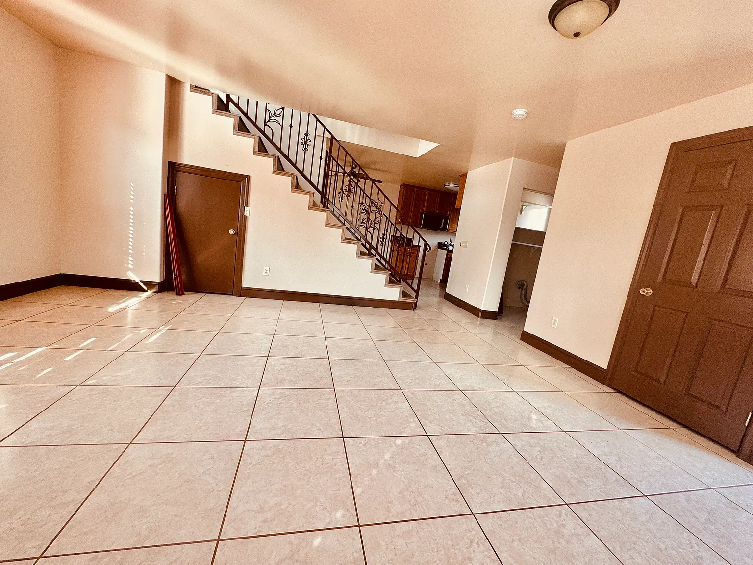 3 bed, 2.5 bath, 1380 sqft, $3,800 — Photo 4