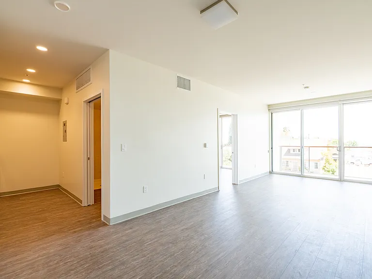 2828 Broadway — Photo 41