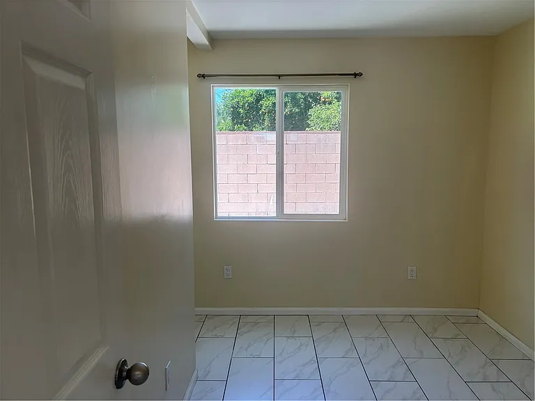 3613 W Victory Blvd — Photo 9