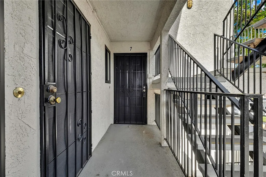 2 bed, 700 sqft, $2,300 — Photo 2