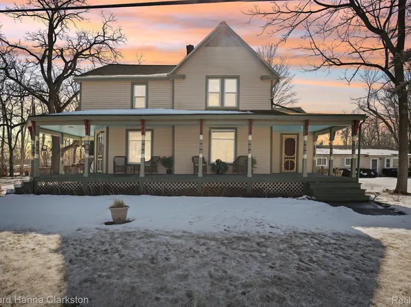 701 W Commerce Rd, Commerce Township, MI 48382