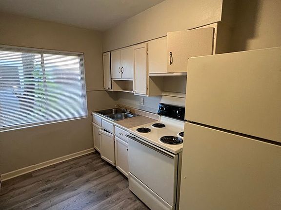 3rd image of 155 Niagara Ave #2