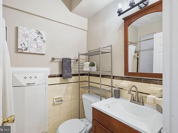5th image of 201-1727 Massachusetts Ave NW #201