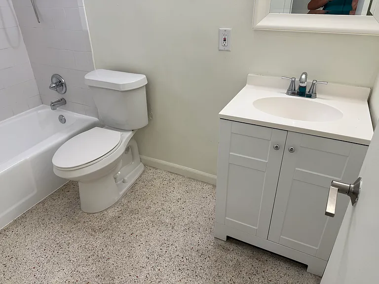 511 SW 37th Ave #1 — Photo 7