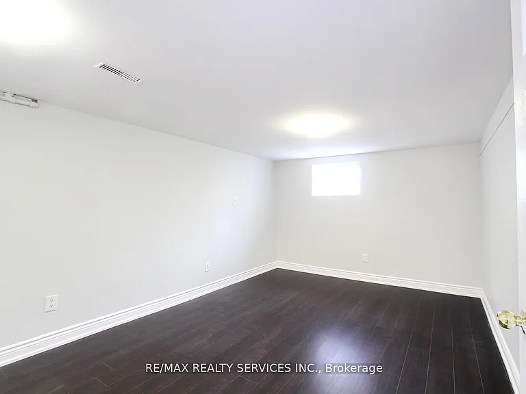 185 Earnscliffe Cir — Photo 24