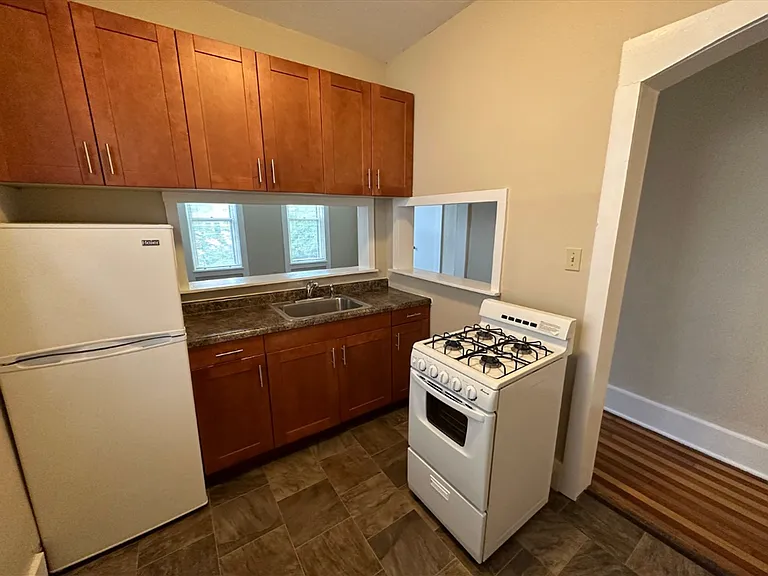 2 Bedroom-Brady St - Heat & Electricity Included — Photo 9