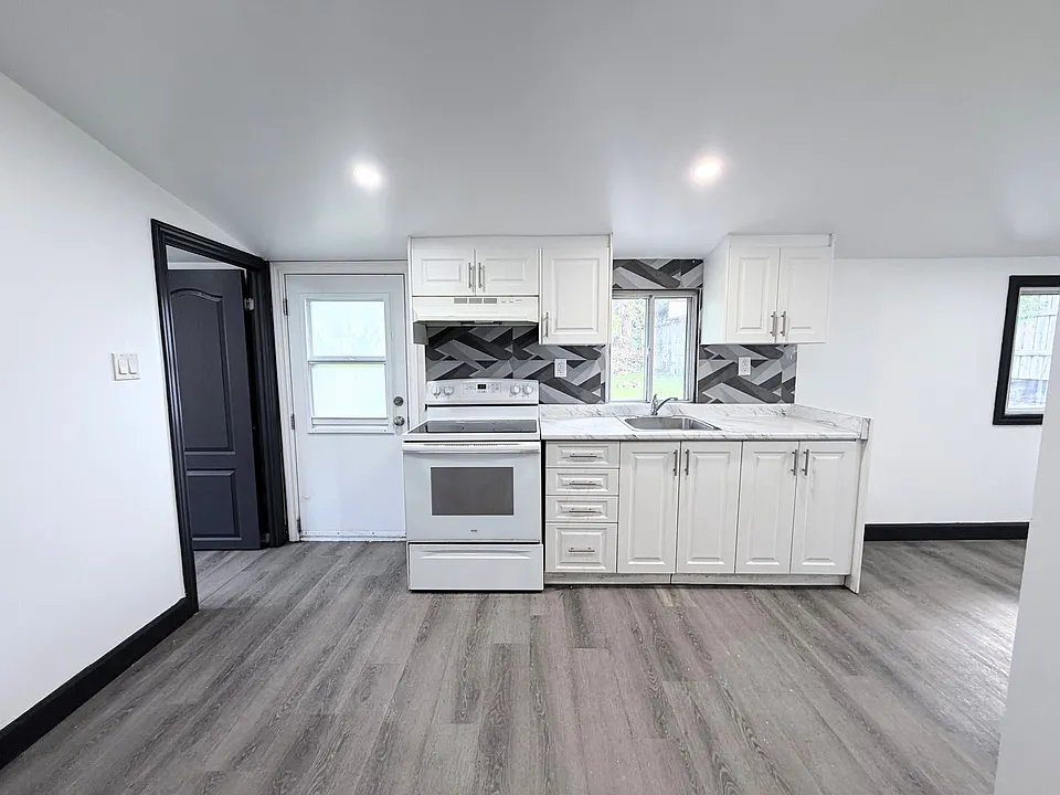 85 Mary St #2