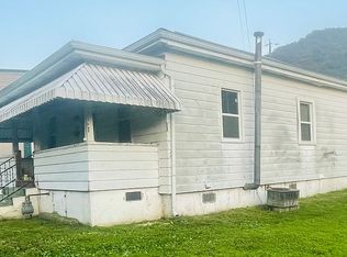 1017 4th Ave, Montgomery, WV 25136
