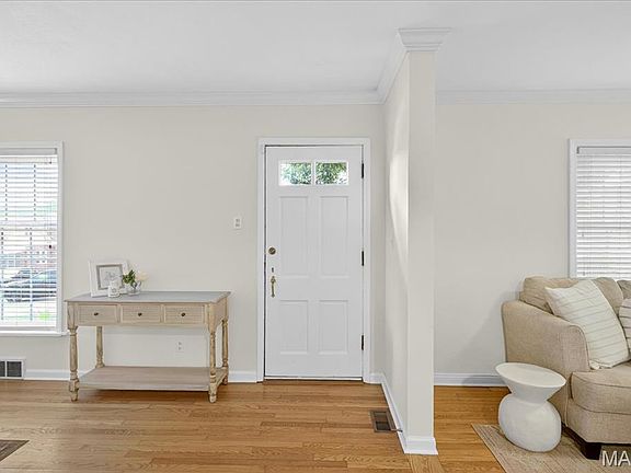 5th image of 445 Dickens Ave