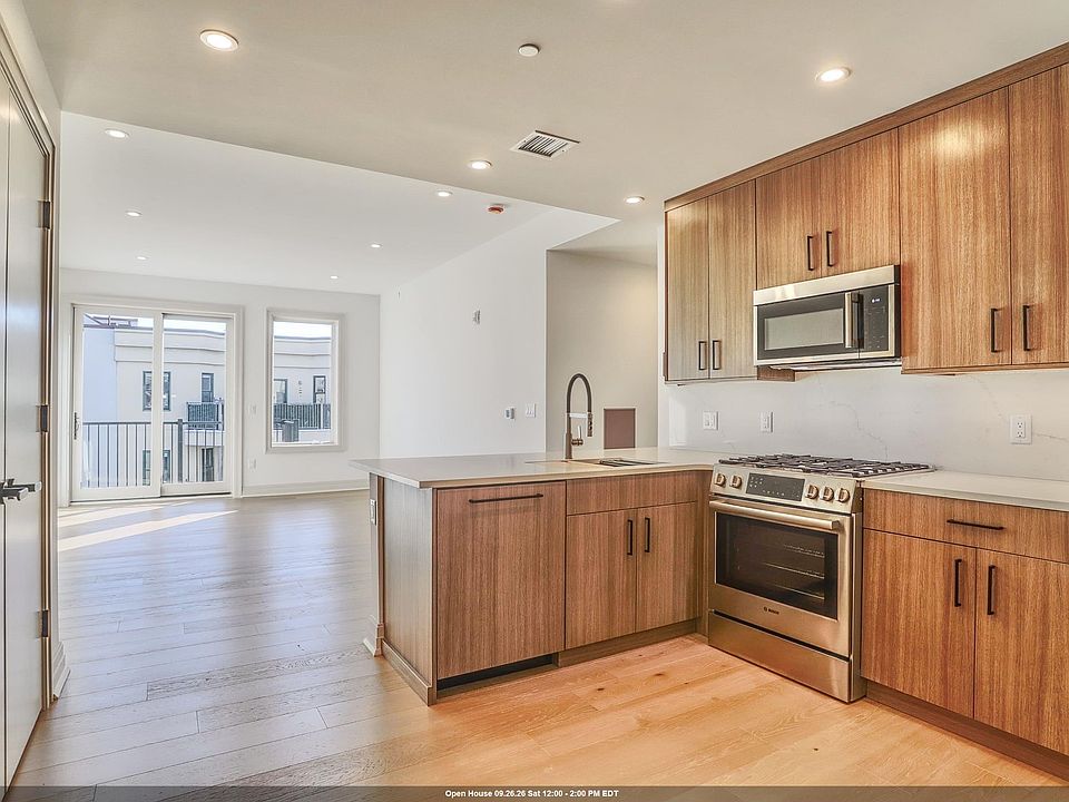 1st image of 921 Madison St #403