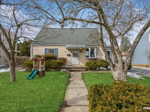 8 Phelan Ct, Wanaque, NJ 07465