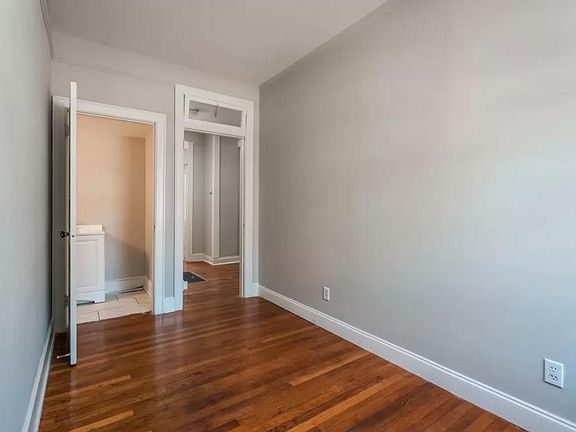 Foyer w/ half bath