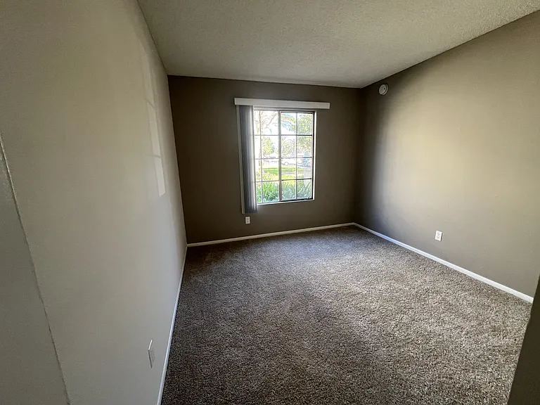 Versailles on the Lake Apartments — Photo 34