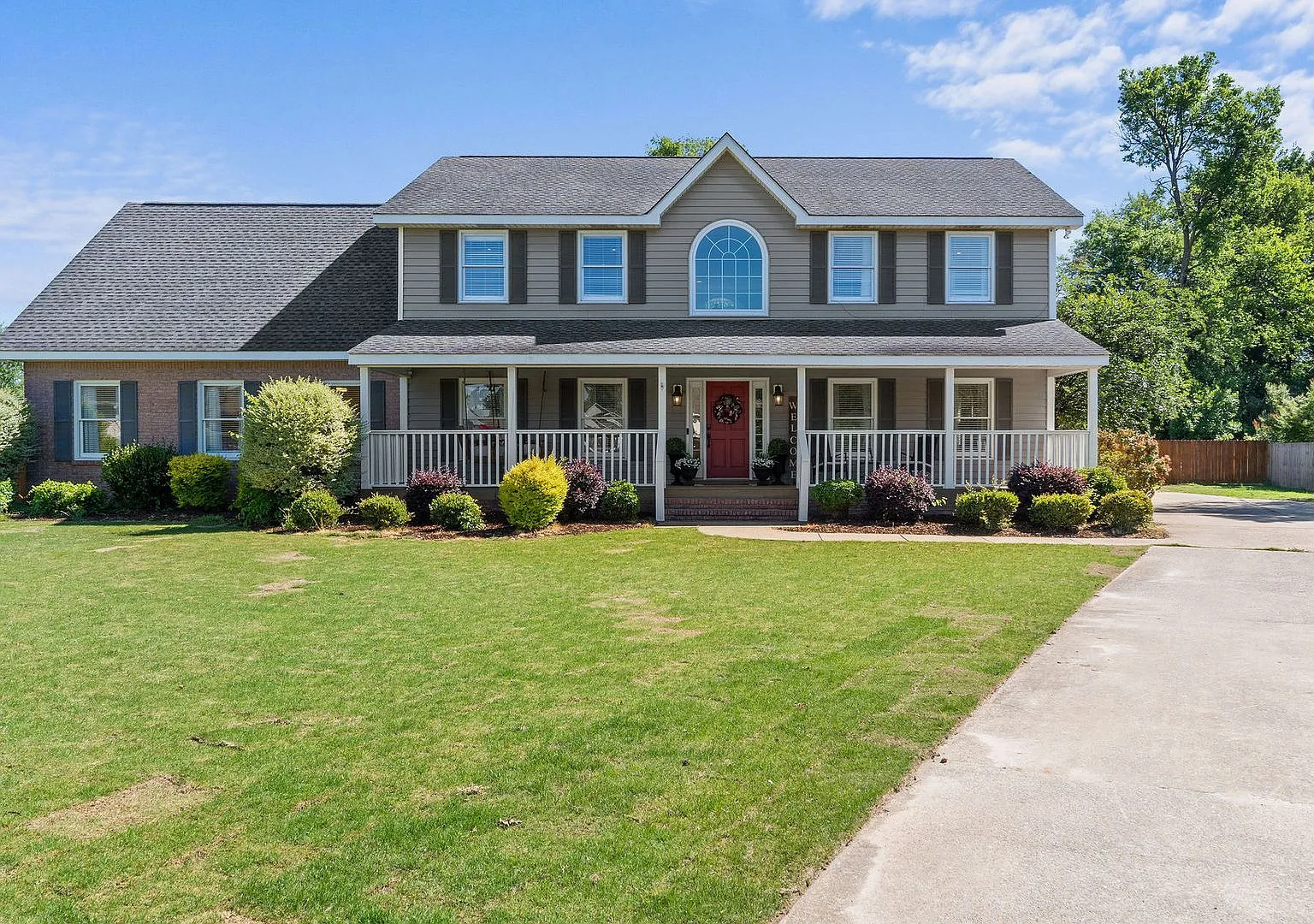 Spacious 5 Bed 4.5 Bath Available July 2026 — Photo 3