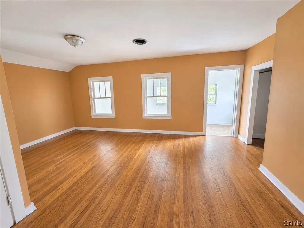 2 bed, 1.0 bath, 2460 sqft, $1,400 — Photo 2