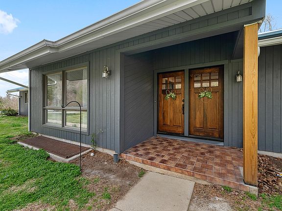 2nd image of 304 Chateau Point Ln