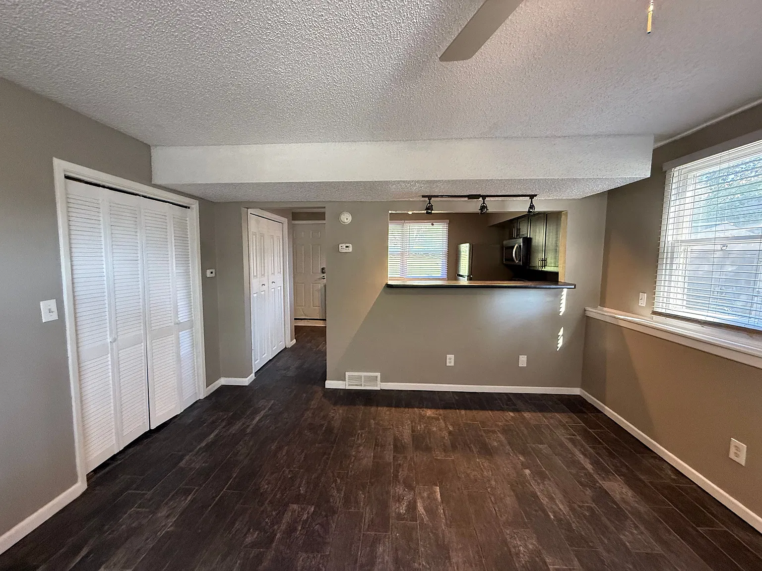 2-Bedroom Duplex Unit with Washer/Dryer Hookups — Photo 4