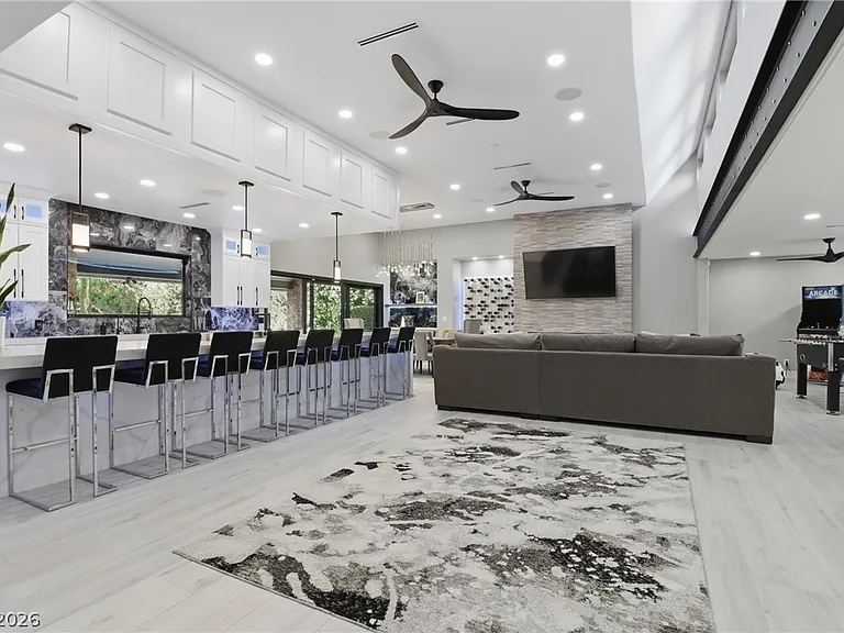 300 E Lacy Ln — Photo 11