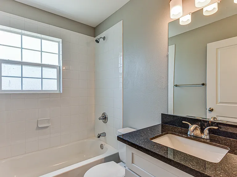 St. Laurent Apartments — Photo 25